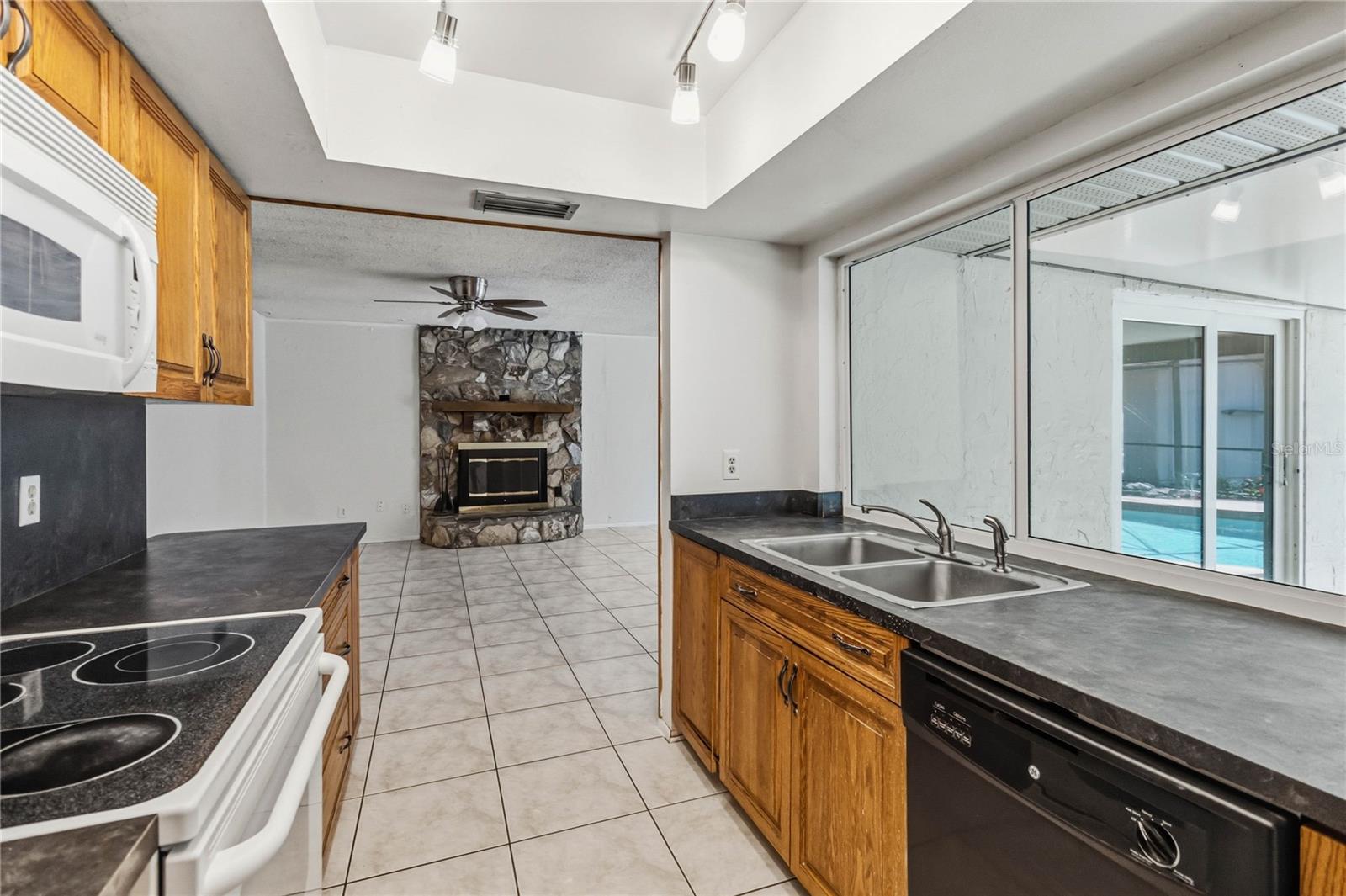 Image 10 of 46 For 332 Harbour Island Road