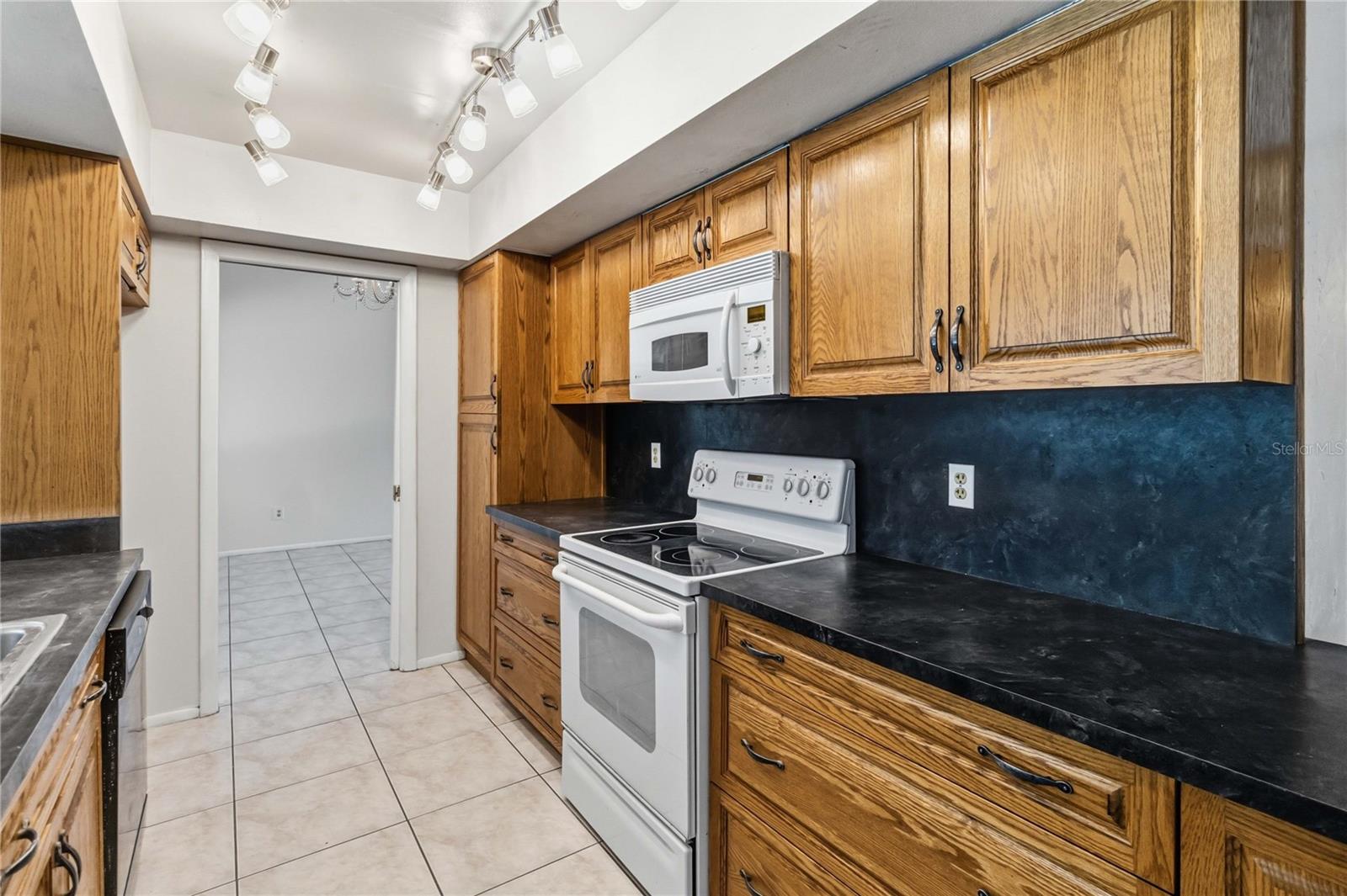 Image 11 of 46 For 332 Harbour Island Road