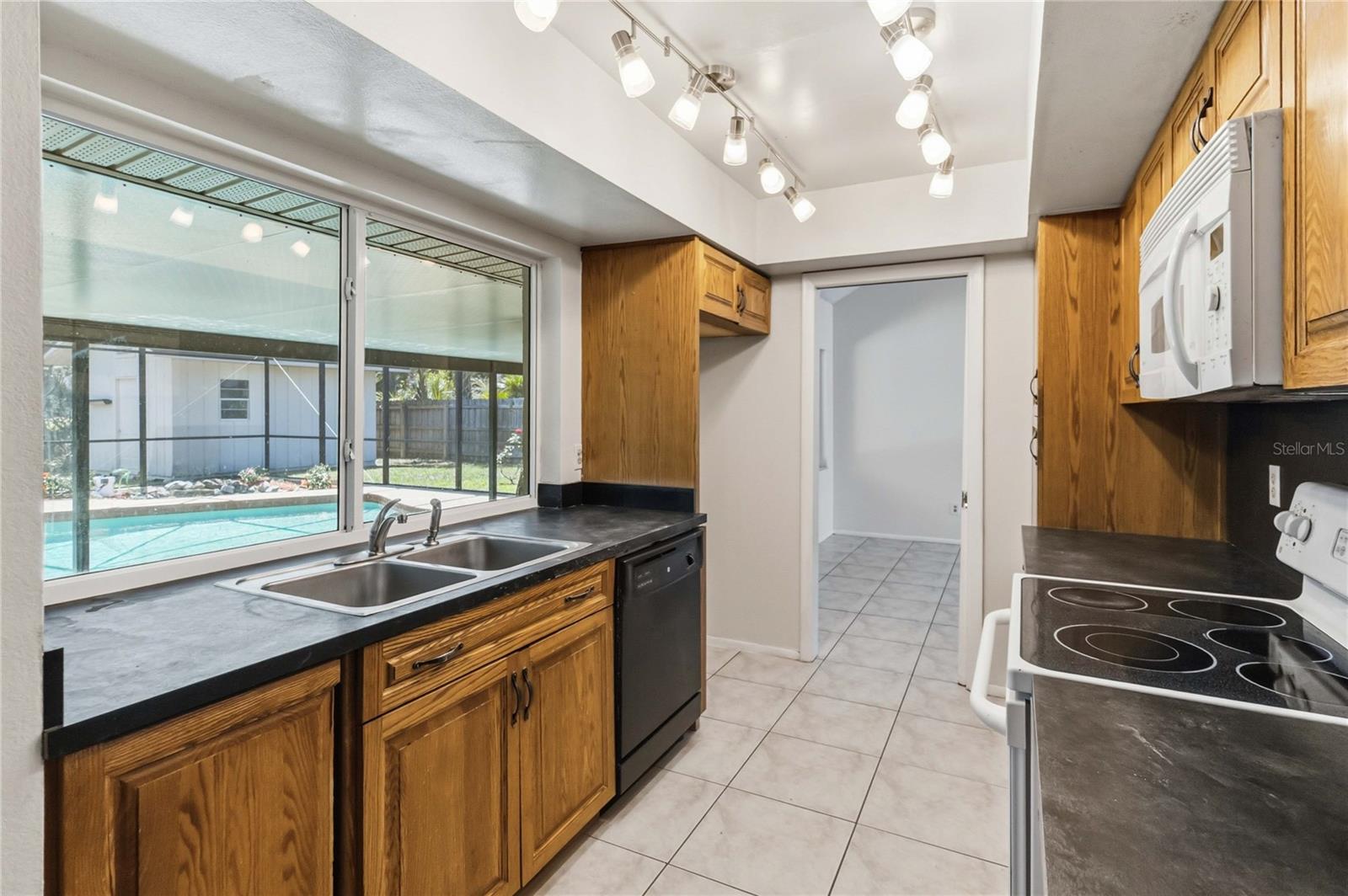 Image 12 of 46 For 332 Harbour Island Road