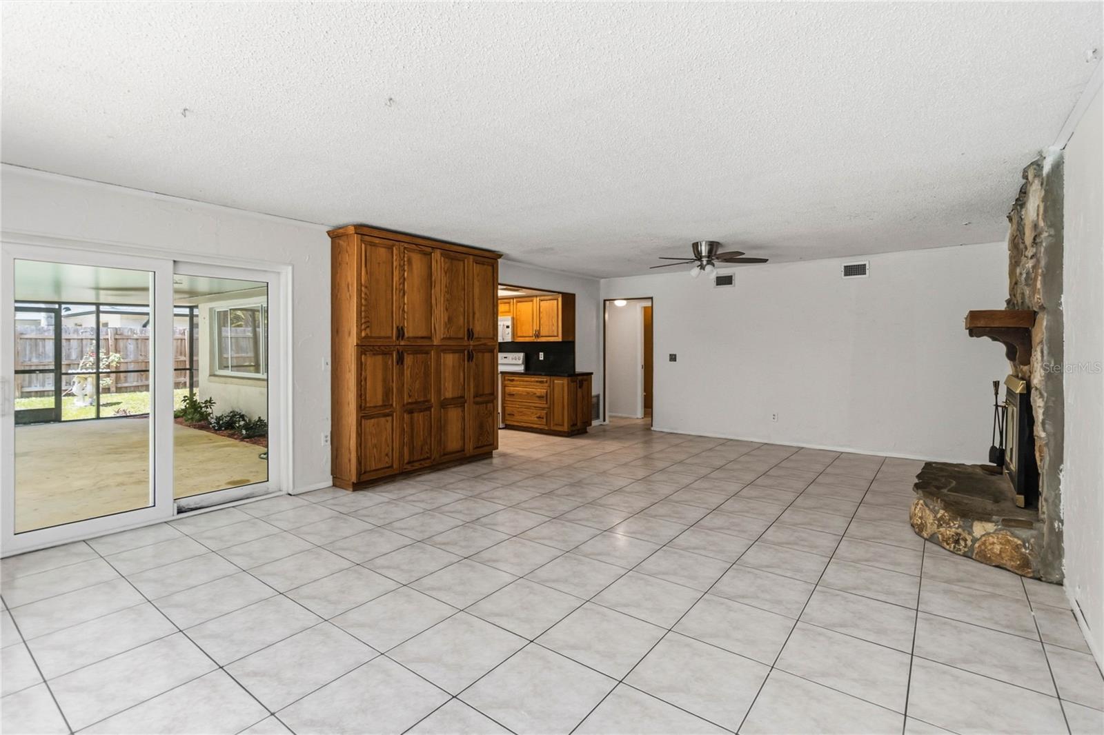 Image 14 of 46 For 332 Harbour Island Road