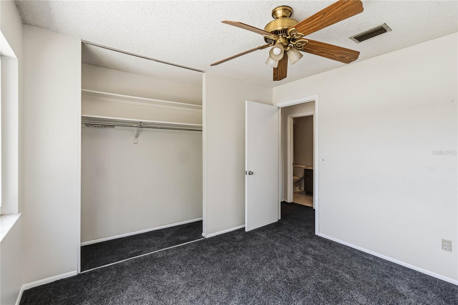 Image 22 of 46 For 332 Harbour Island Road