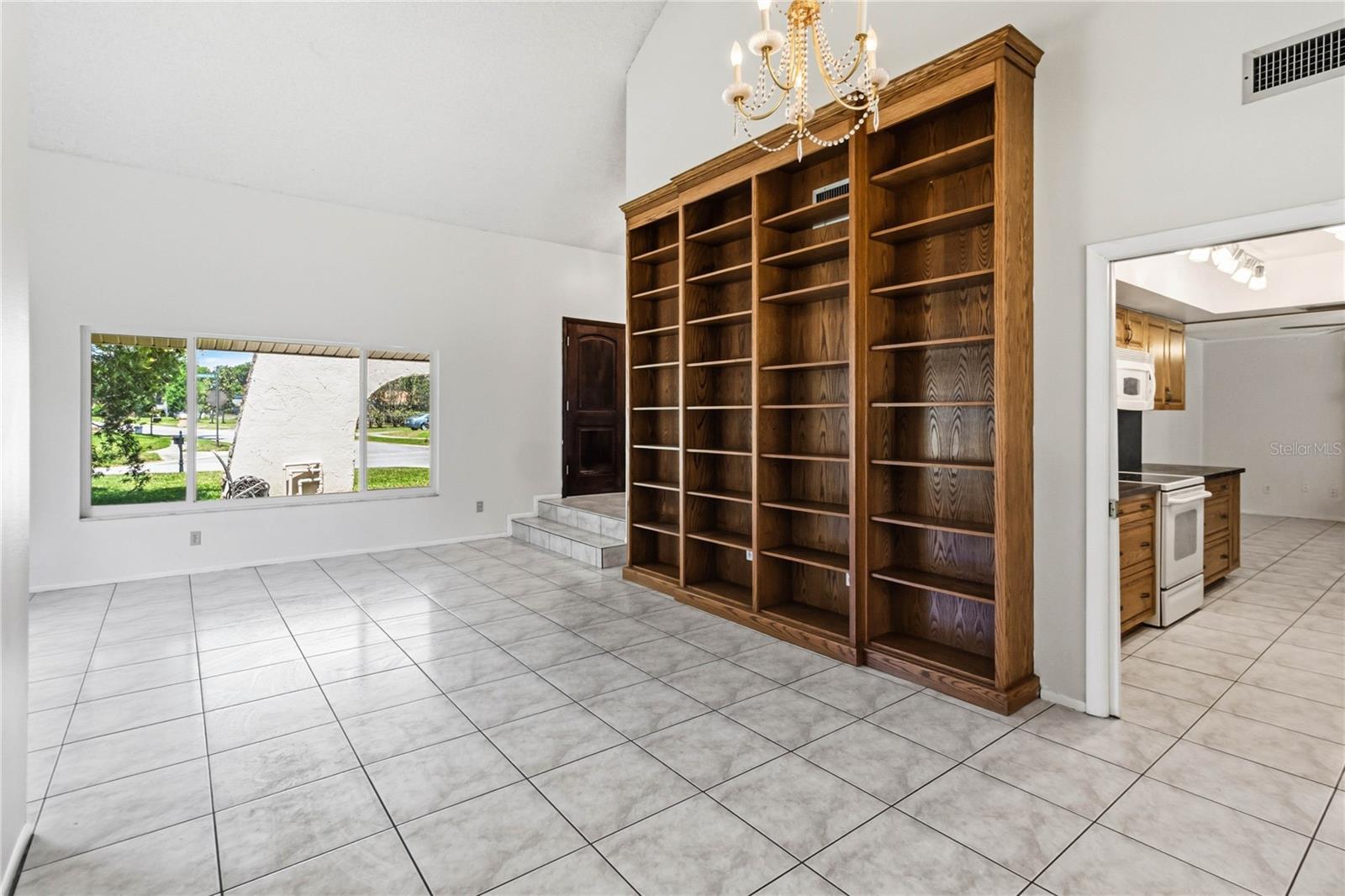 Image 8 of 46 For 332 Harbour Island Road