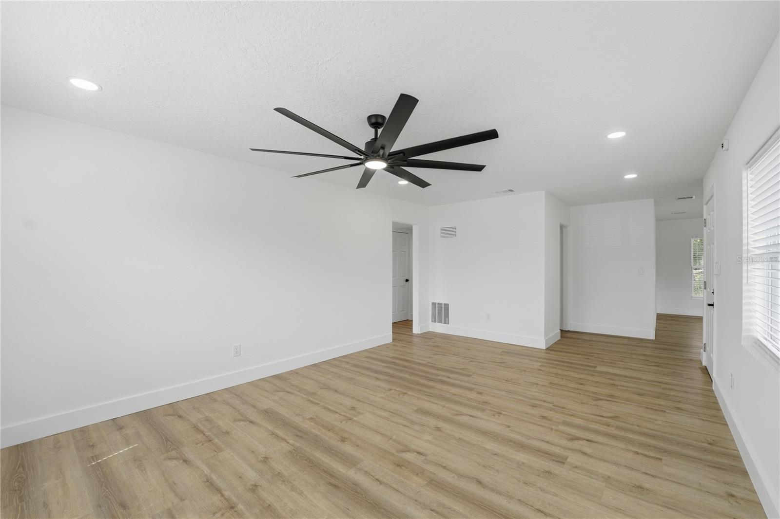 Image 21 of 45 For 405 Lake Fair Lane