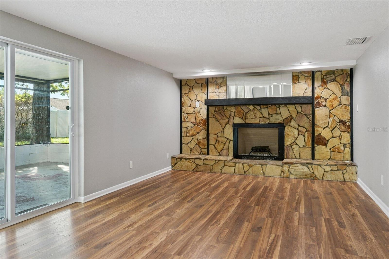 Image 14 of 25 For 7111 Gateway Court