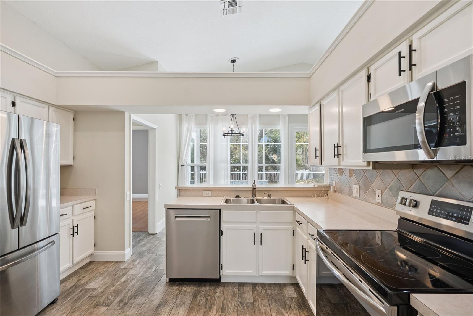 Image 12 of 44 For 1996 Magies Court