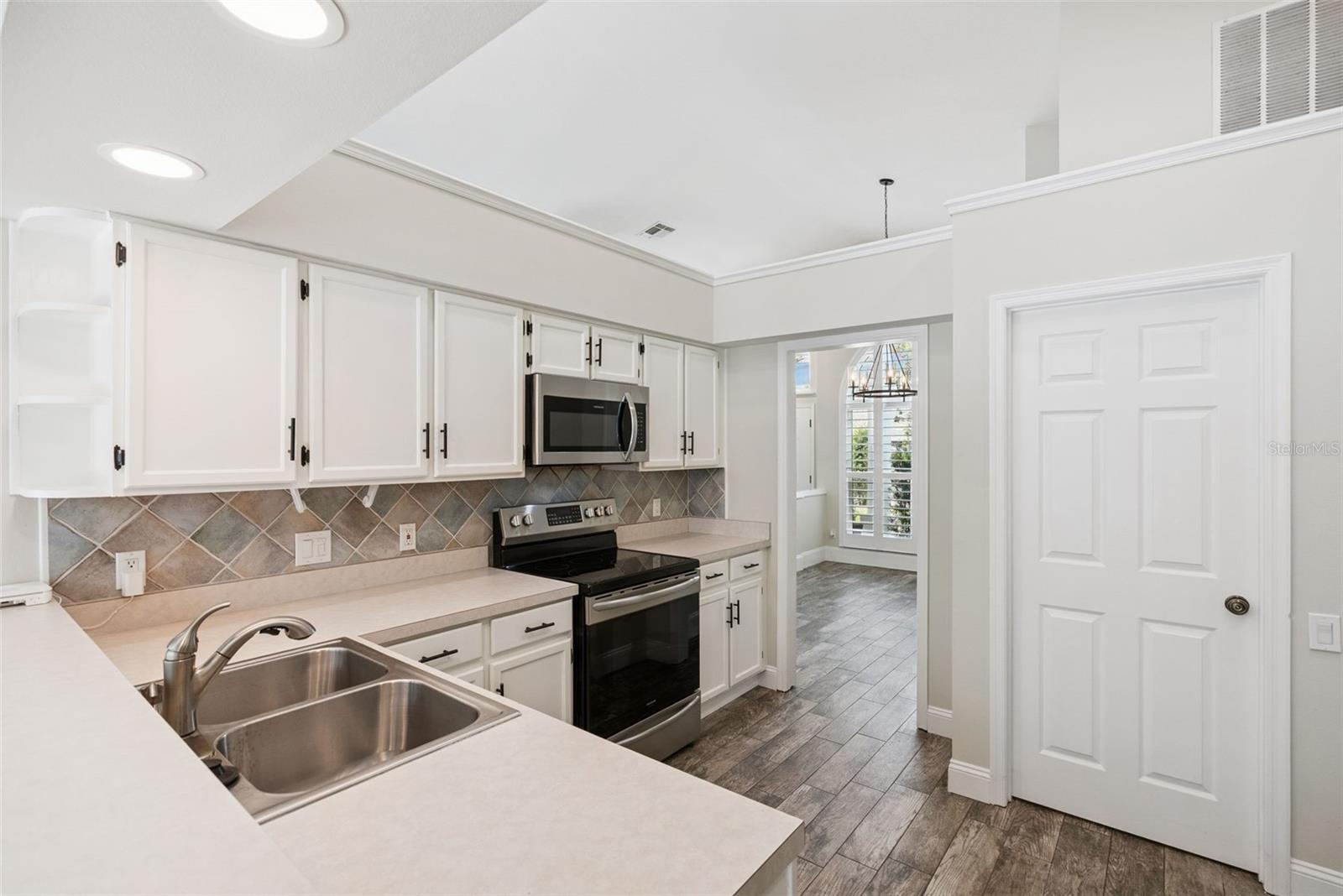 Image 13 of 44 For 1996 Magies Court