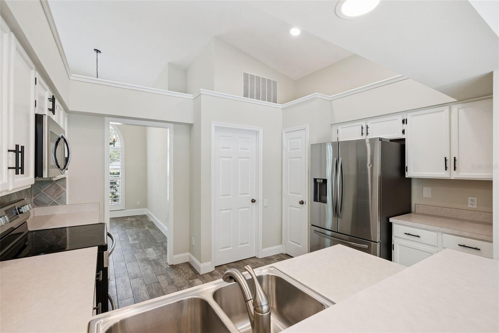 Image 14 of 44 For 1996 Magies Court