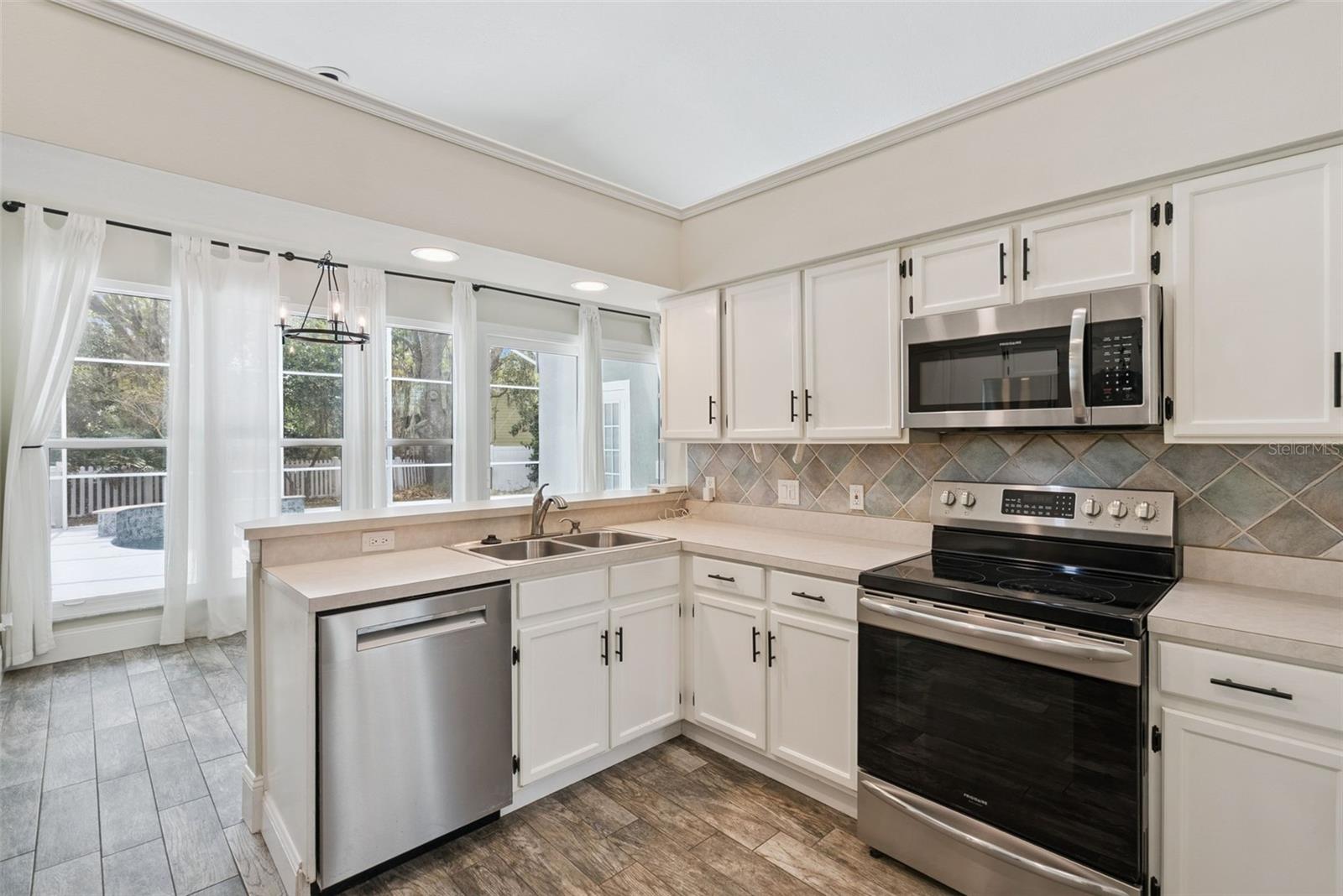 Image 15 of 44 For 1996 Magies Court