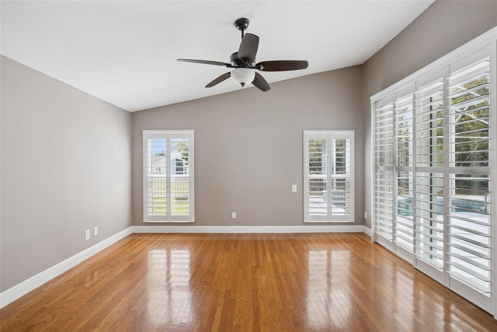 Image 17 of 44 For 1996 Magies Court