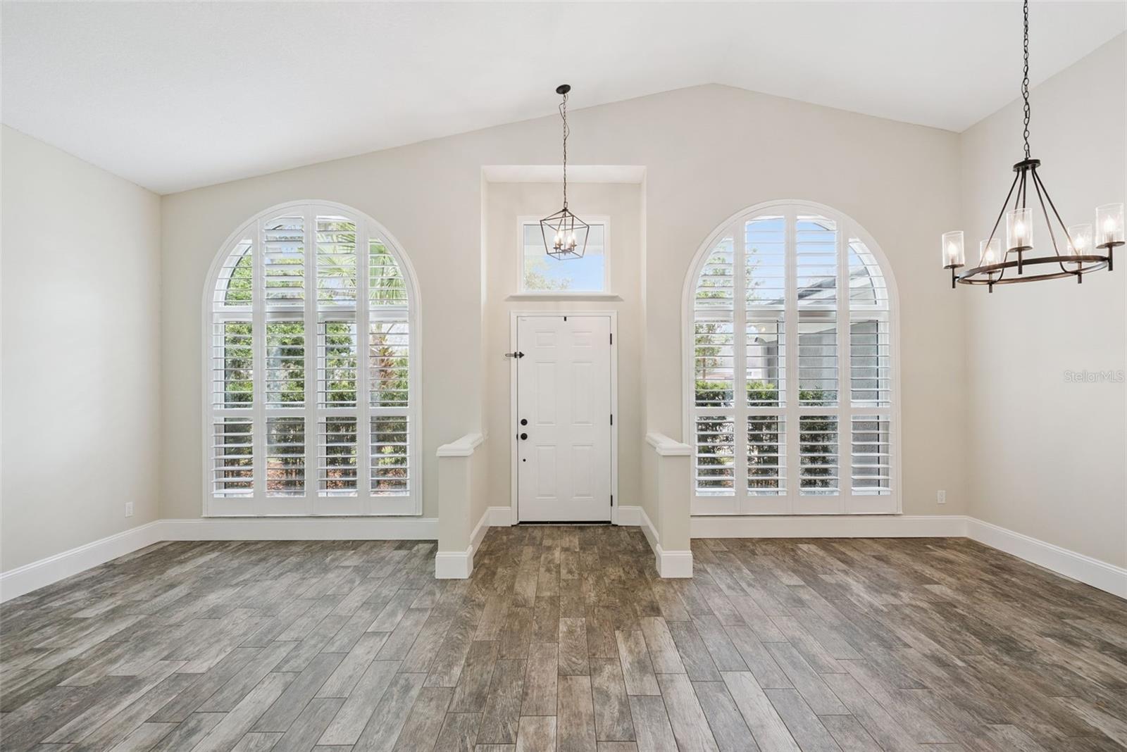 Image 2 of 44 For 1996 Magies Court