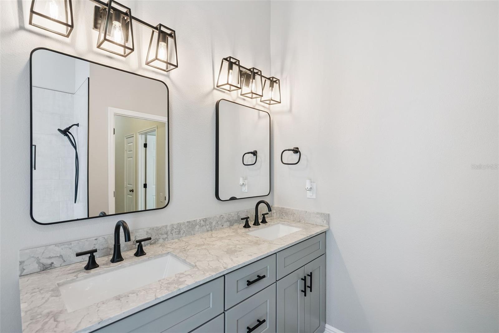 Image 29 of 44 For 1996 Magies Court