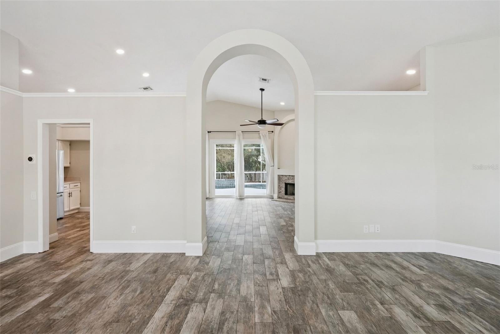 Image 3 of 44 For 1996 Magies Court