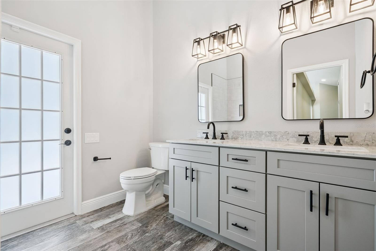 Image 30 of 44 For 1996 Magies Court