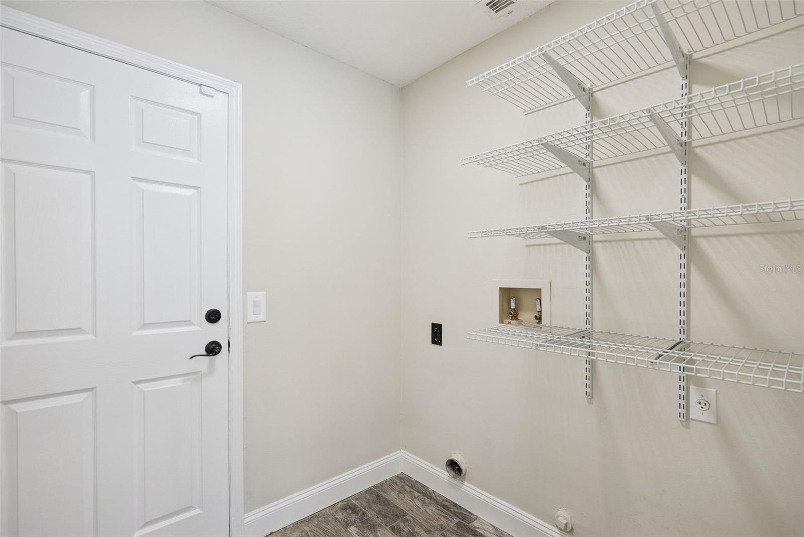 Image 32 of 44 For 1996 Magies Court