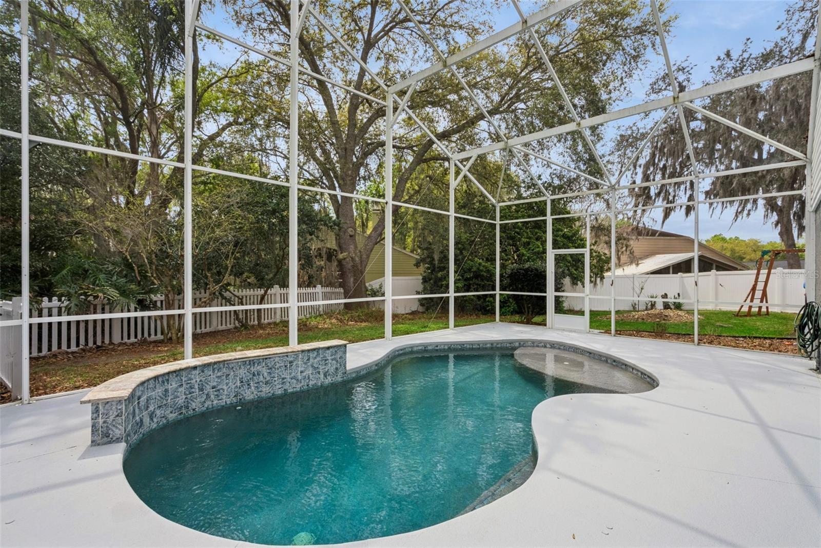 Image 35 of 44 For 1996 Magies Court