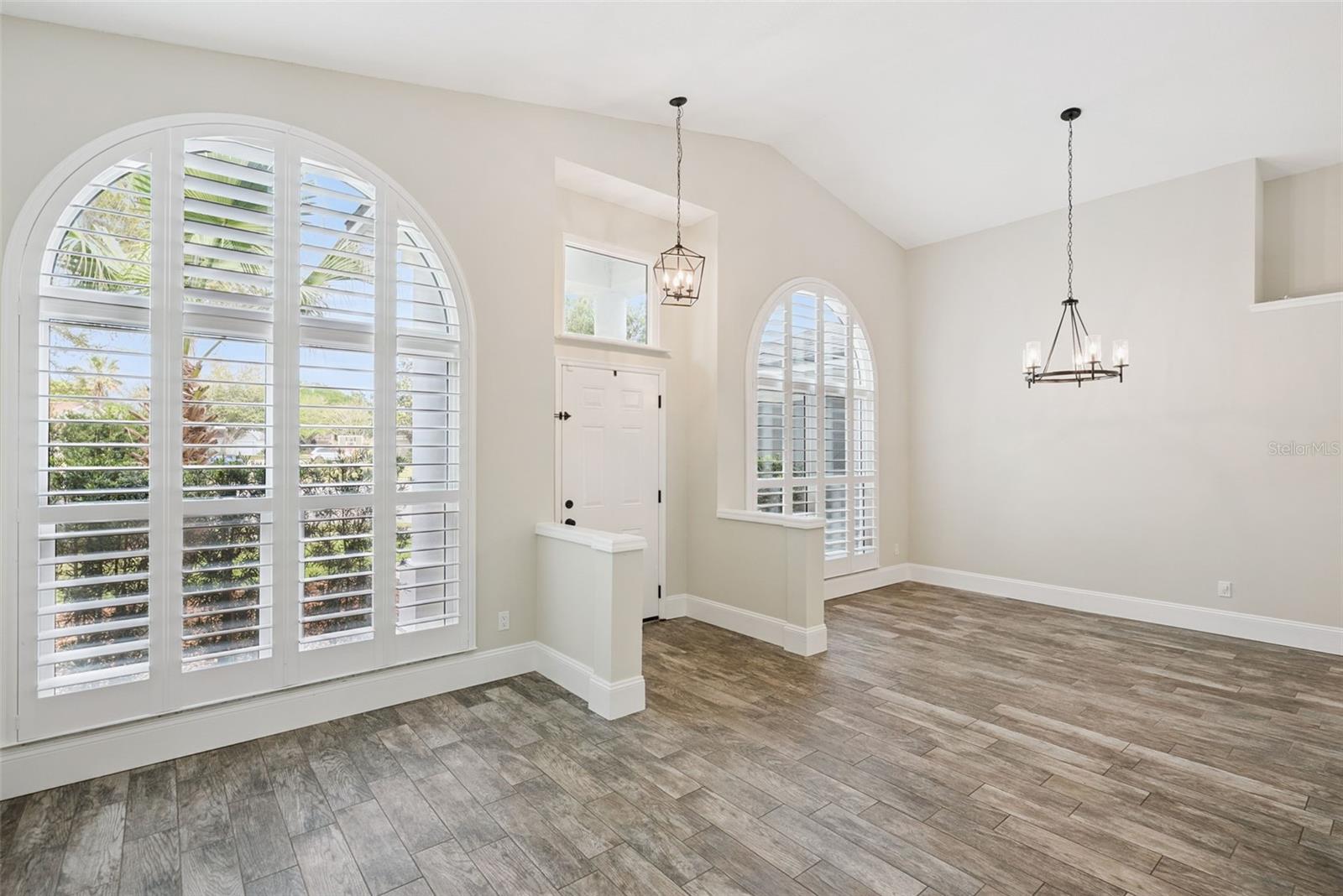 Image 4 of 44 For 1996 Magies Court