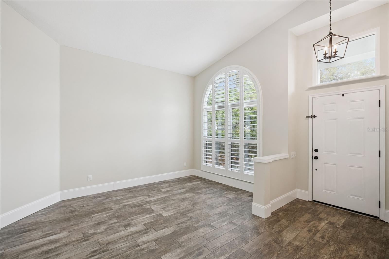 Image 5 of 44 For 1996 Magies Court