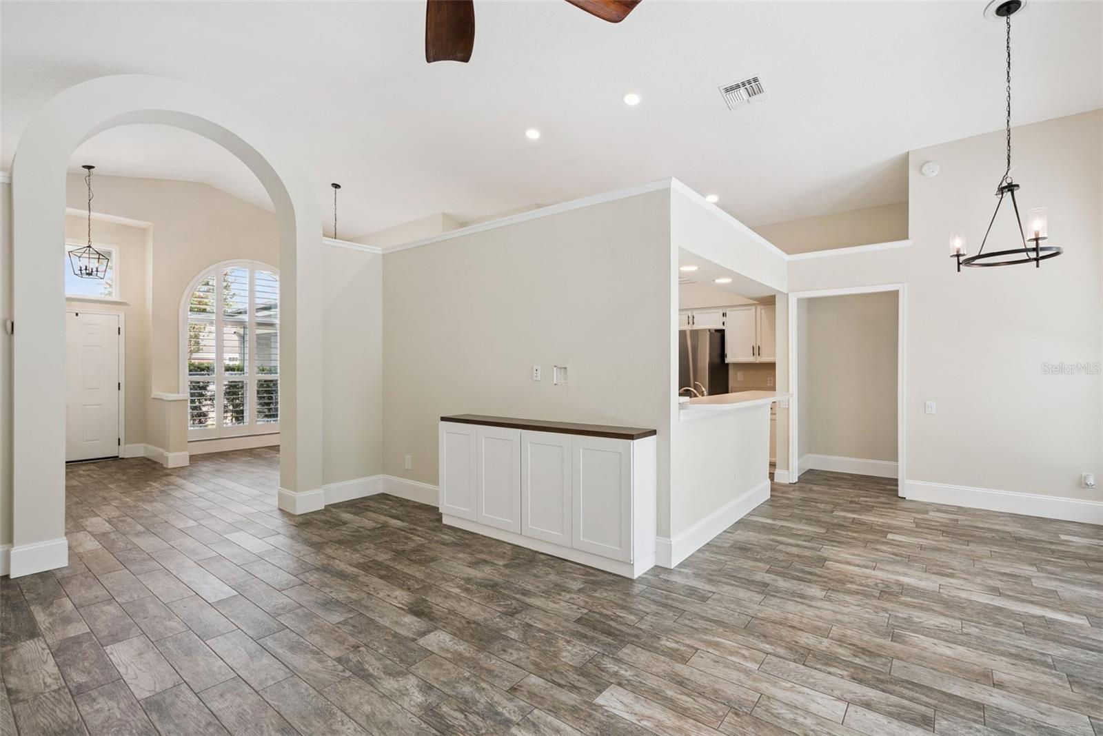 Image 7 of 44 For 1996 Magies Court