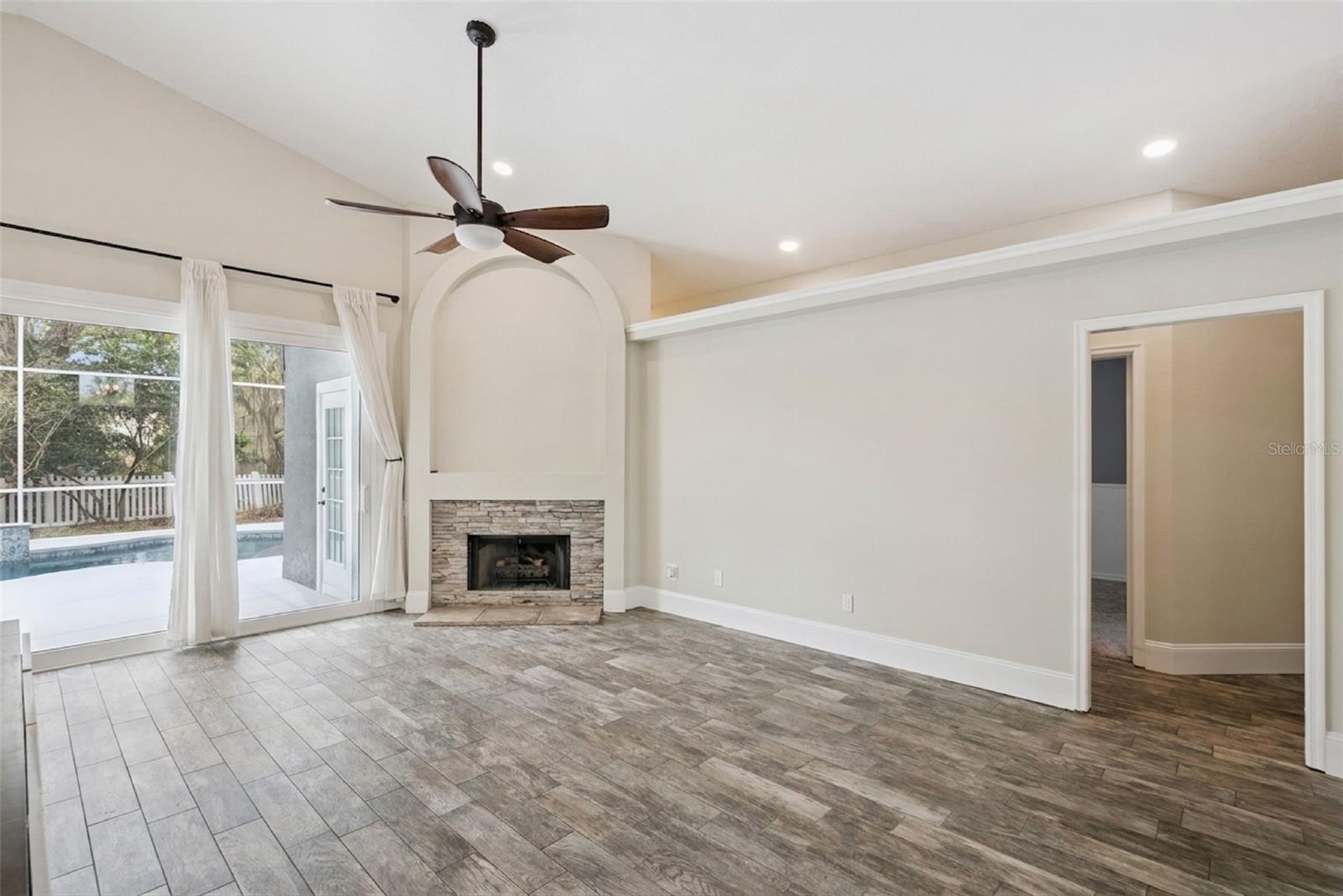 Image 9 of 44 For 1996 Magies Court