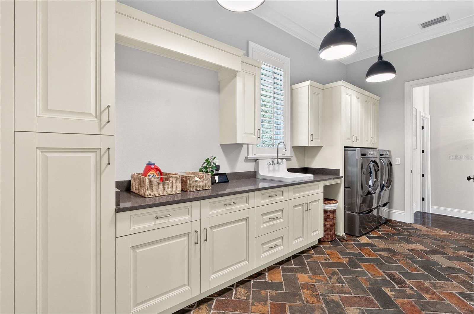 Image 30 of 66 For 141 Glenridge Way