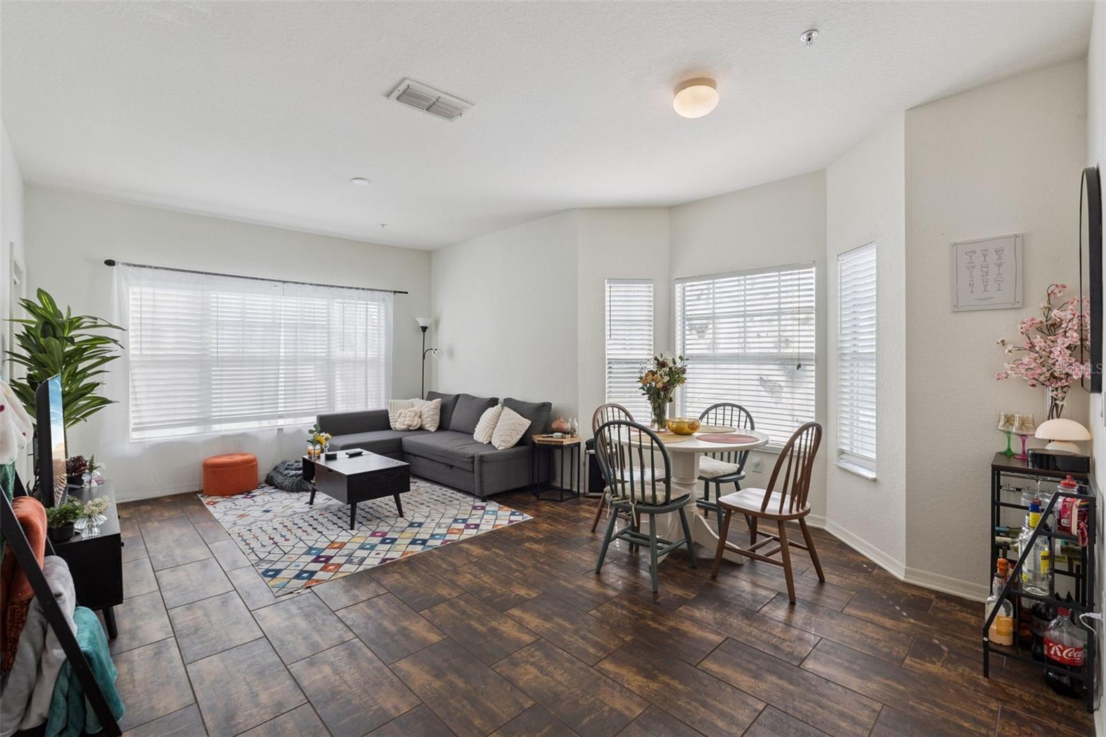 Image 6 of 42 For 2604 Grand Central Parkway 12