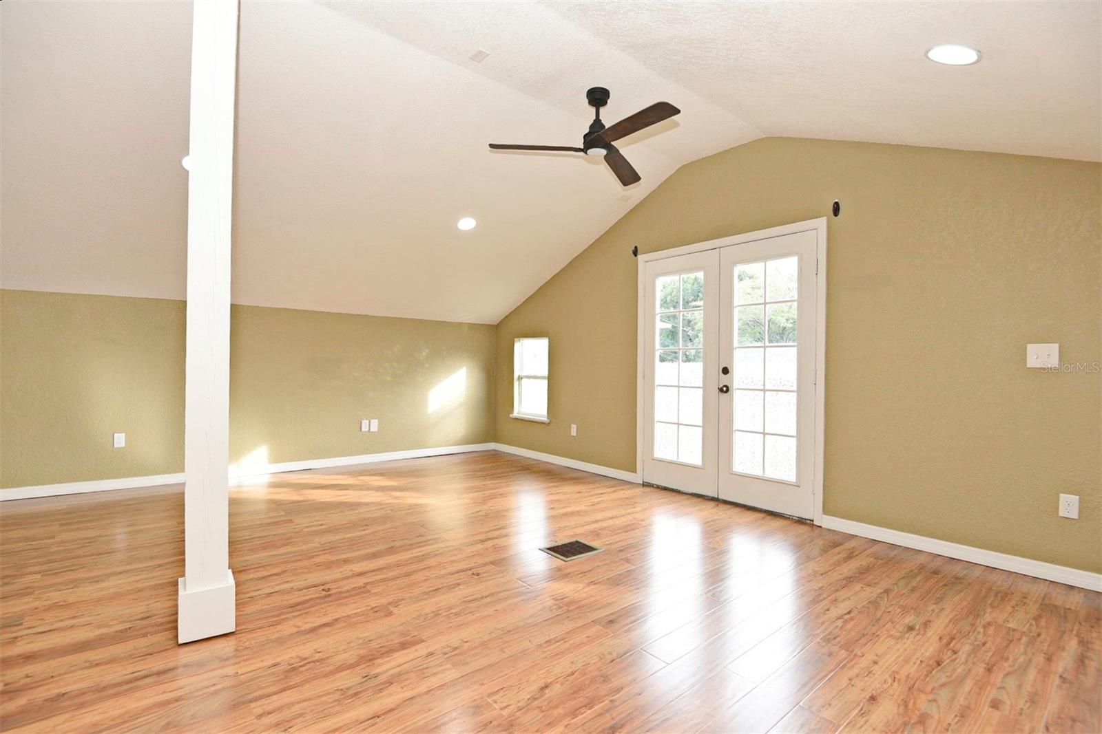 Image 10 of 21 For 1023 Amelia Street