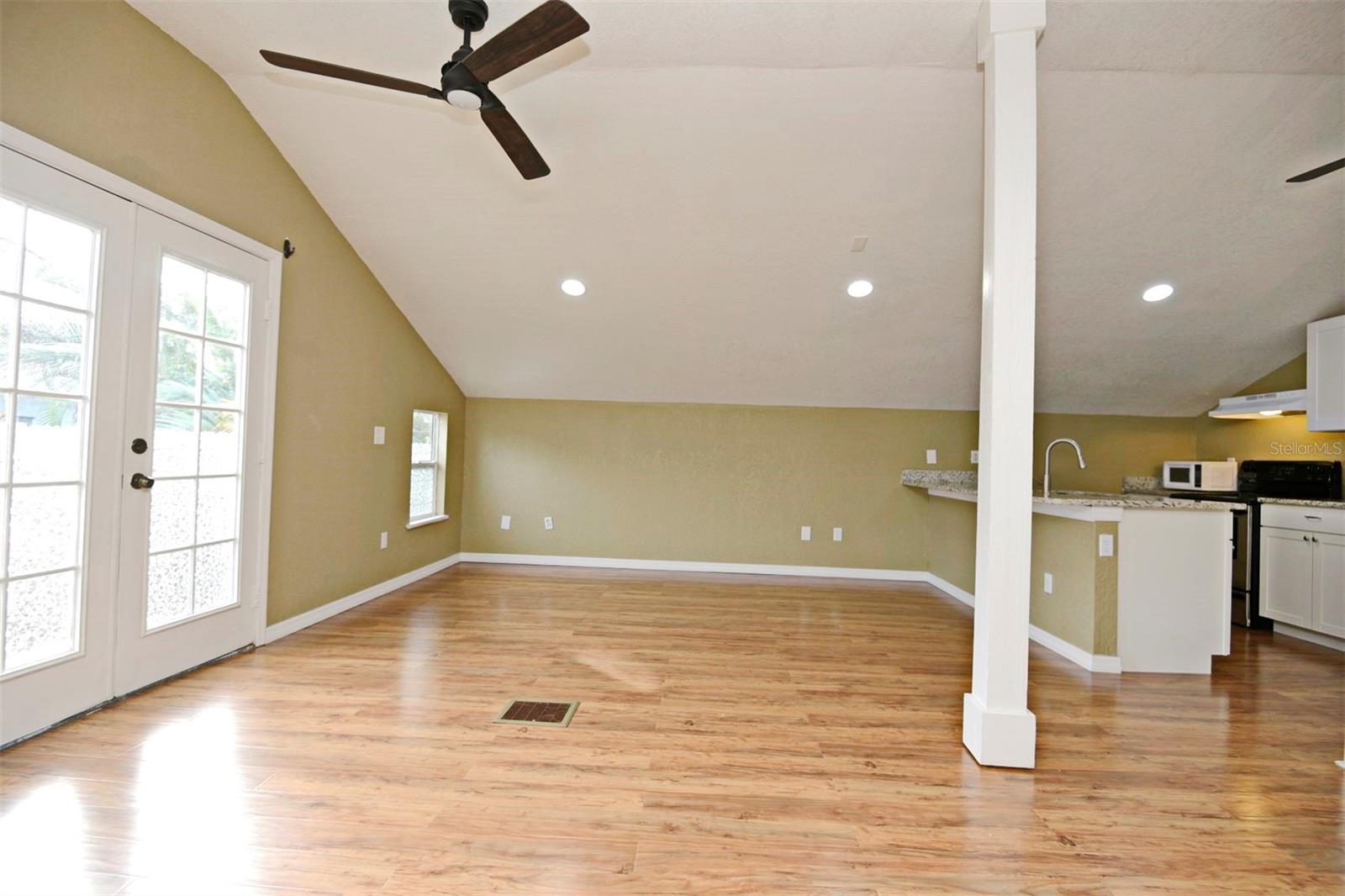 Image 11 of 21 For 1023 Amelia Street