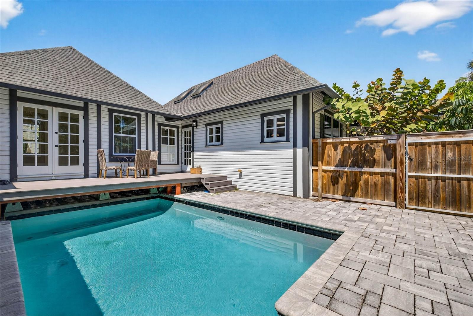 Image 4 of 66 For 1330 Cherry Street Ne