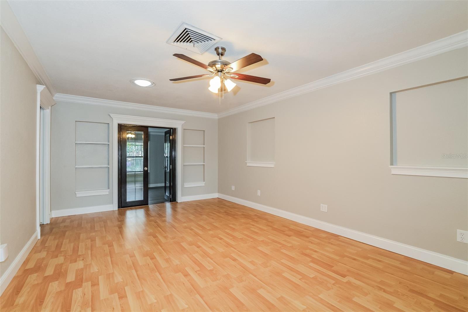 Image 4 of 21 For 525 Susan Drive