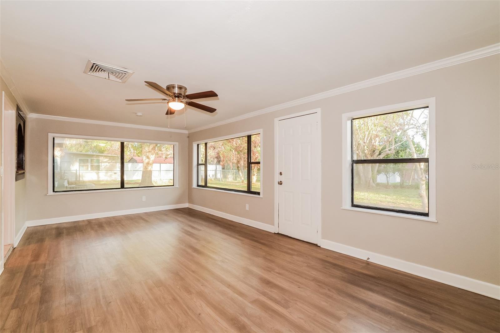 Image 8 of 21 For 525 Susan Drive