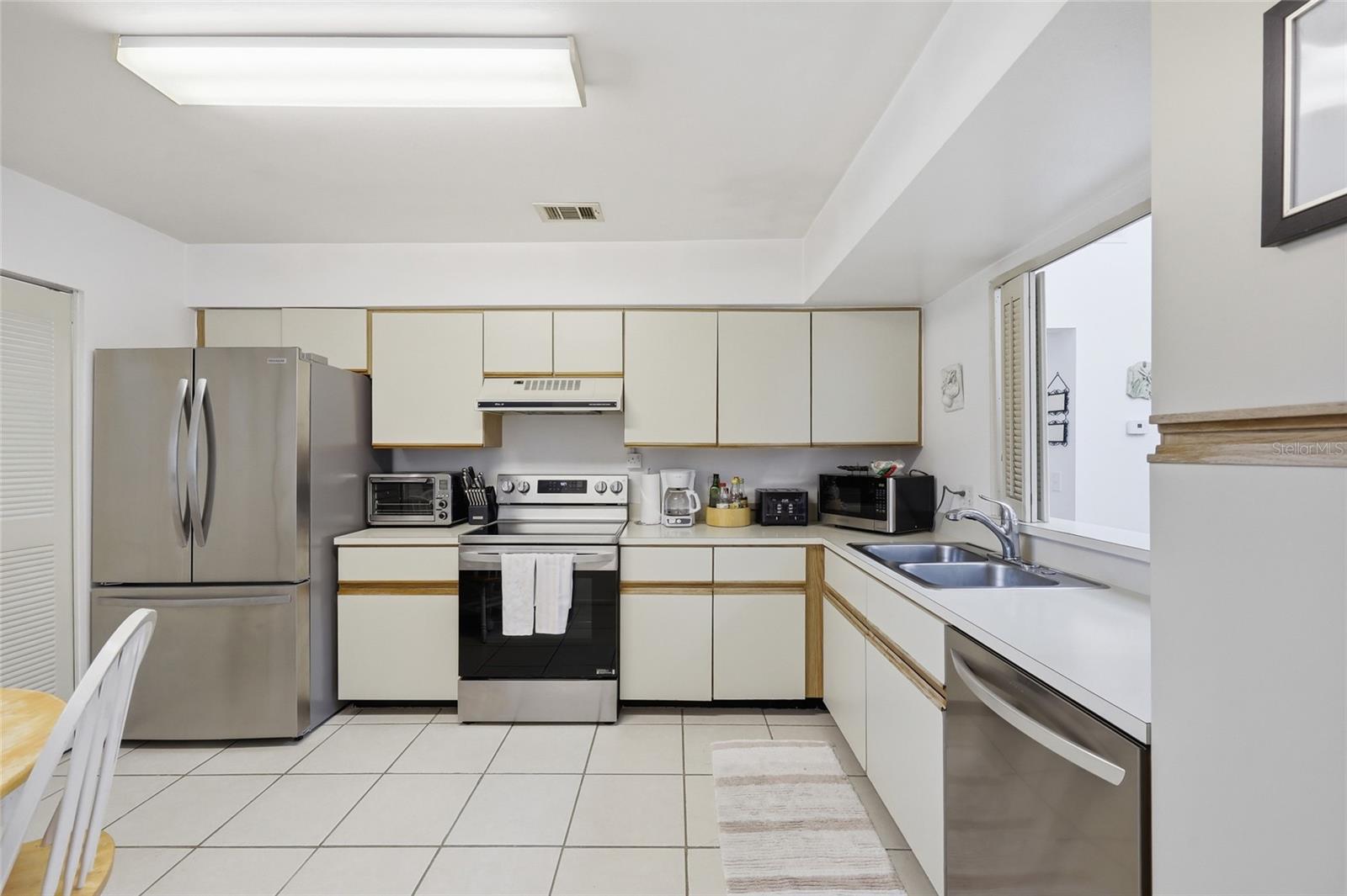 Image 10 of 25 For 2915 Clubview Drive U4