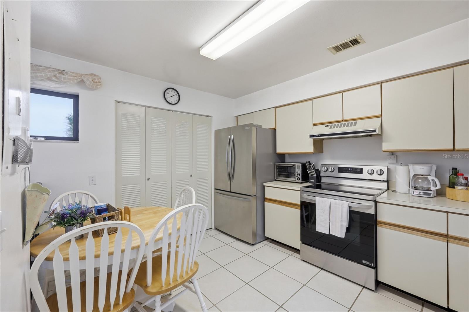 Image 15 of 25 For 2915 Clubview Drive U4