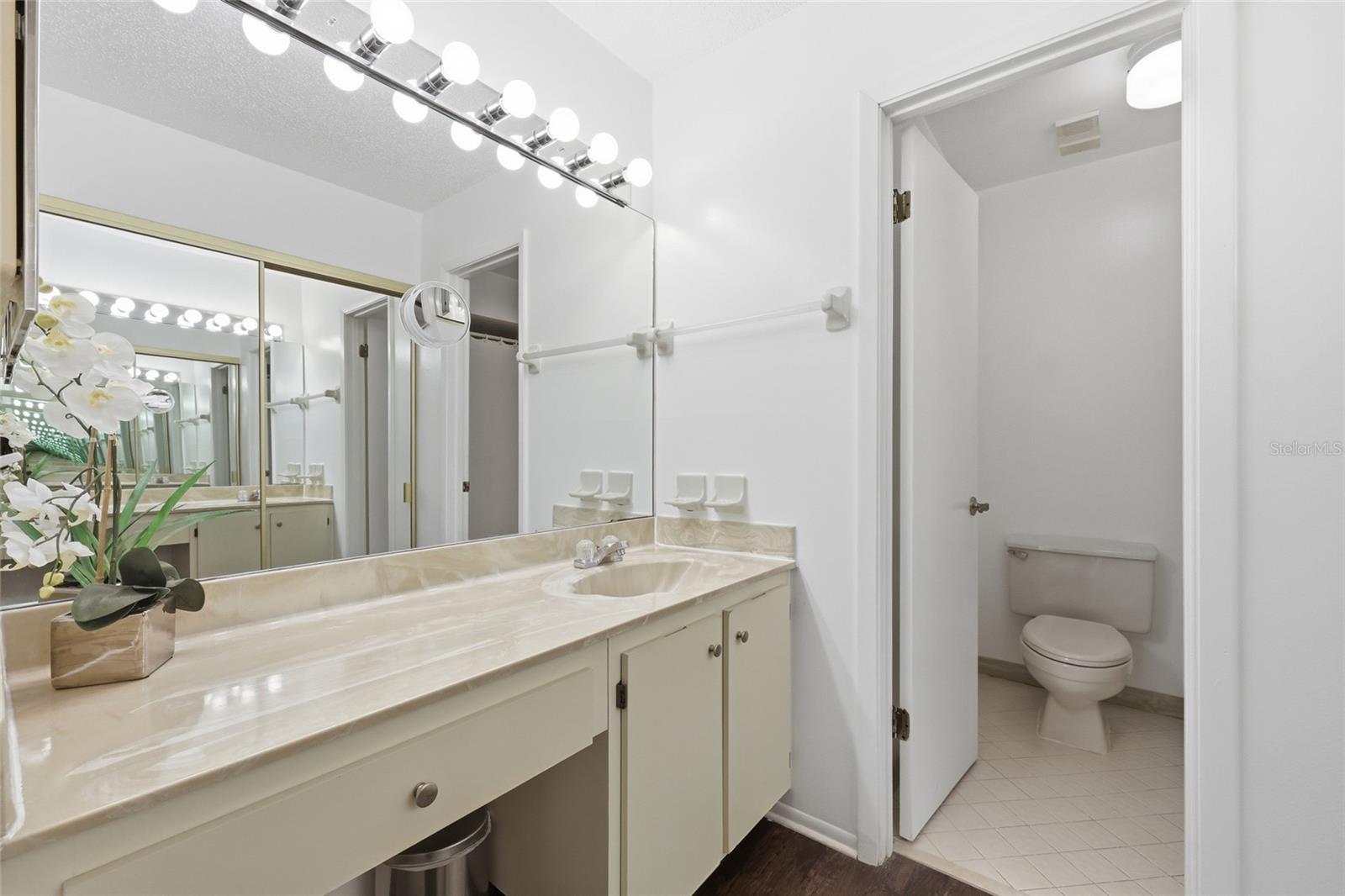 Image 19 of 25 For 2915 Clubview Drive U4