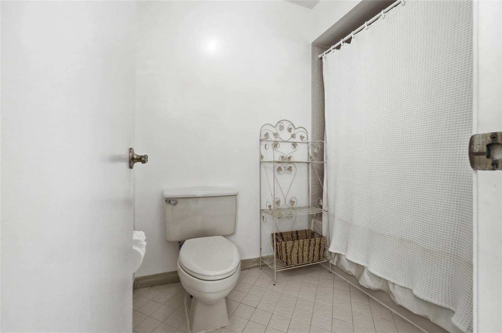 Image 20 of 25 For 2915 Clubview Drive U4