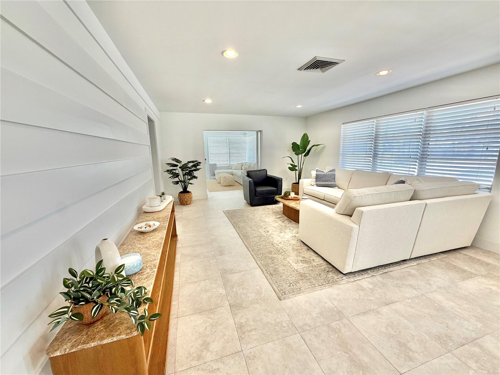 Listing photo id 11 for 3528 Casablanca Avenue