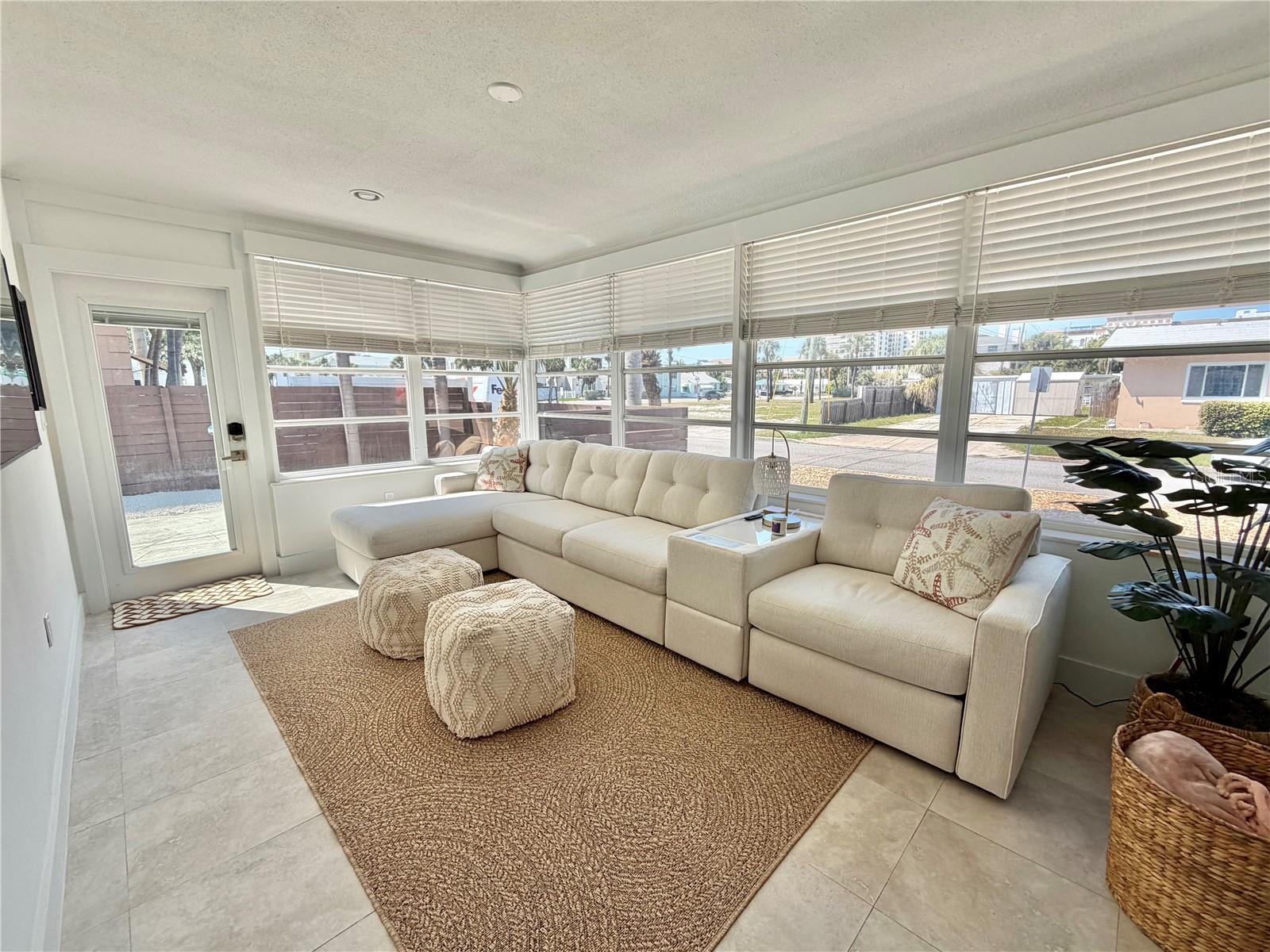 Listing photo id 12 for 3528 Casablanca Avenue