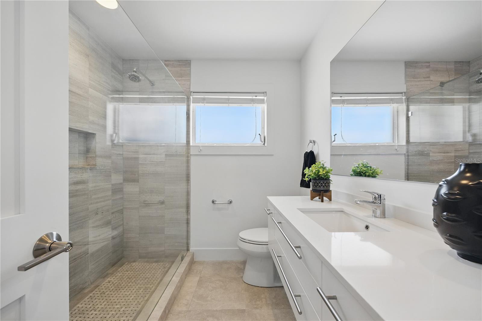 Listing photo id 15 for 3528 Casablanca Avenue