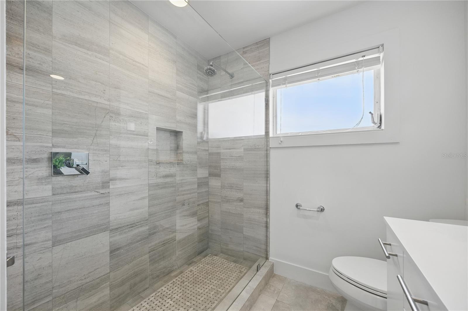 Listing photo id 16 for 3528 Casablanca Avenue