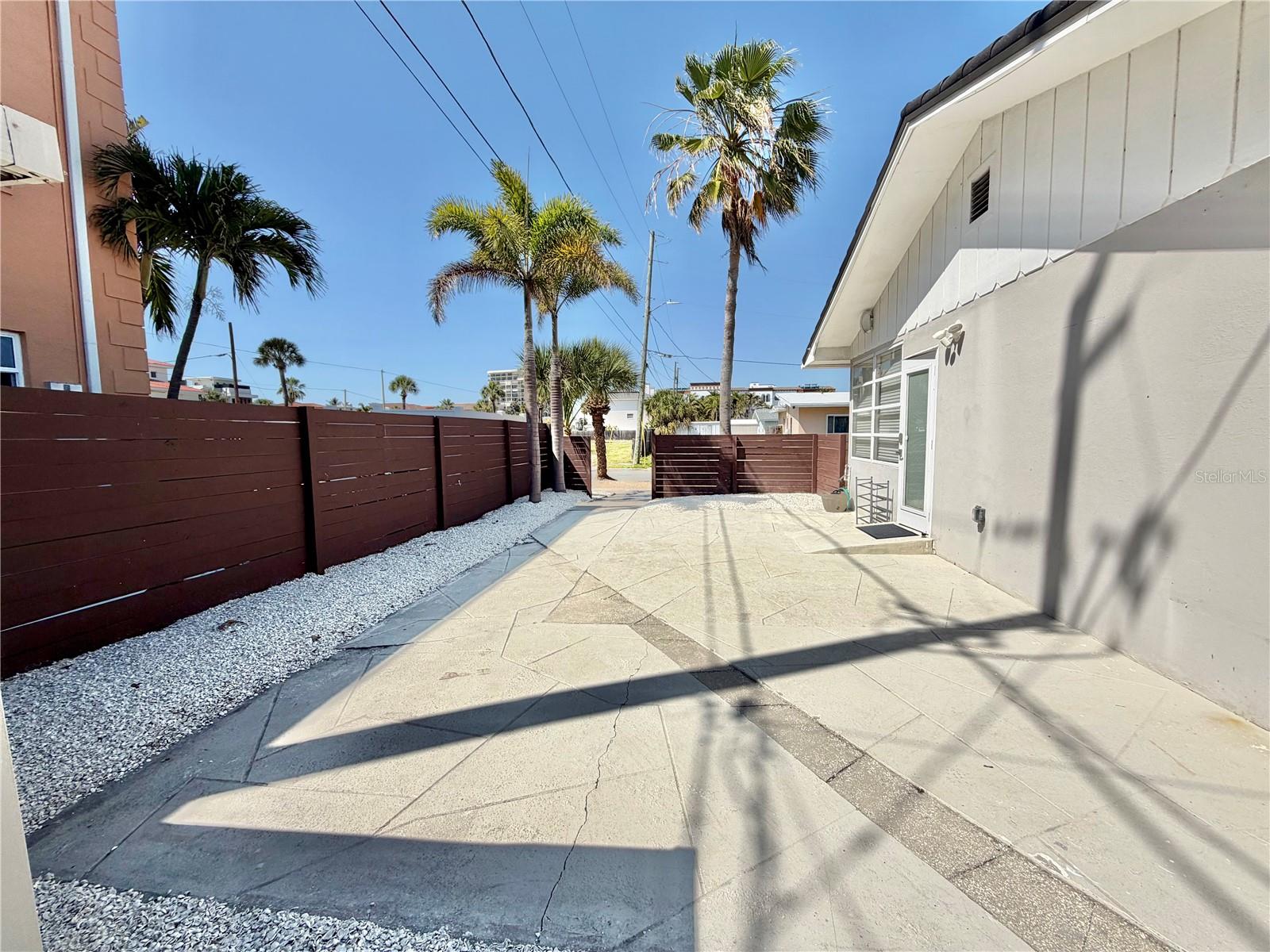 Listing photo id 20 for 3528 Casablanca Avenue