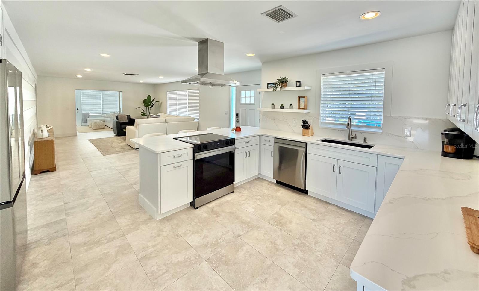 Listing photo id 3 for 3528 Casablanca Avenue