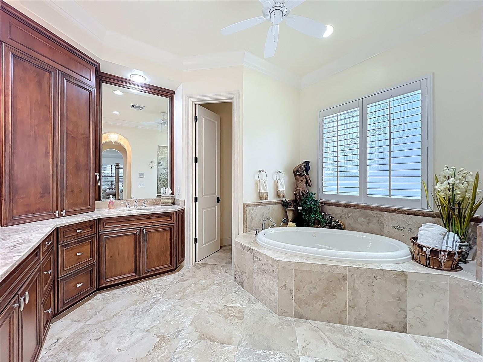 Image 42 of 93 For 587 Broadoak Loop