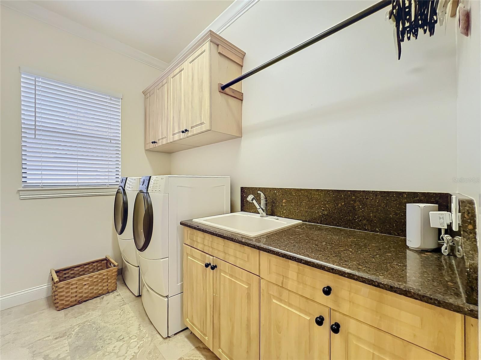 Image 62 of 93 For 587 Broadoak Loop