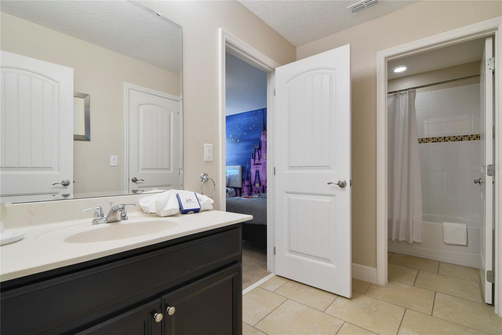 Image 36 of 50 For 4115 Oaktree Drive