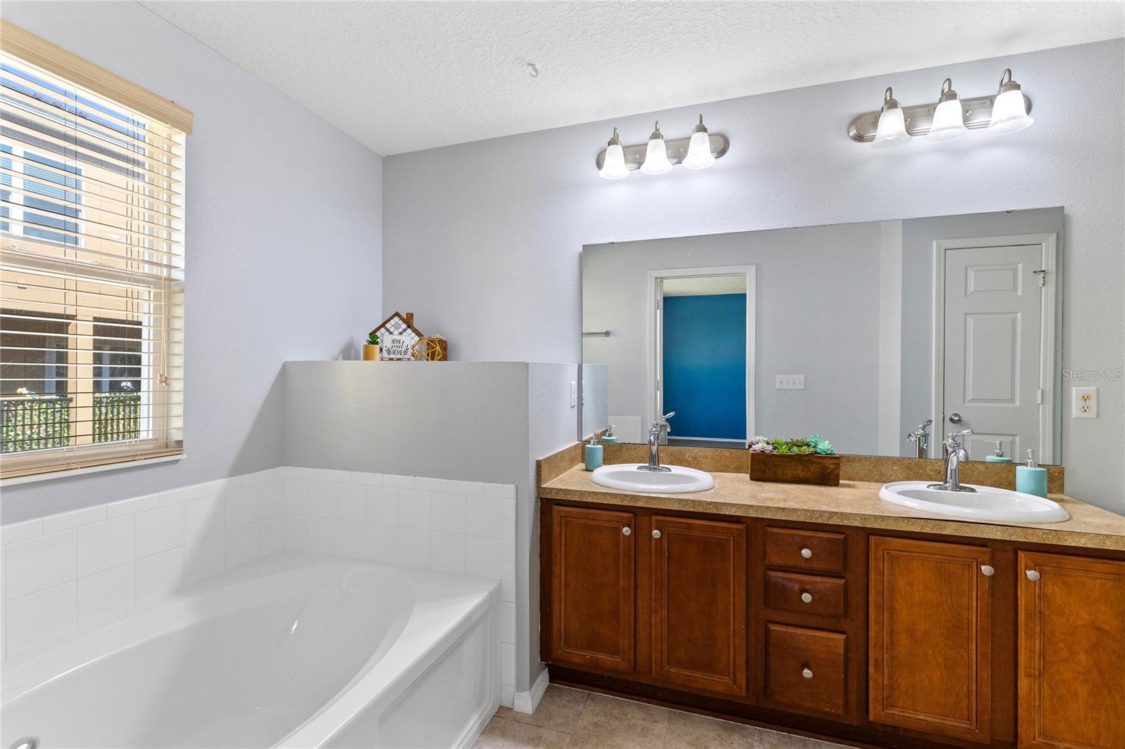 Image 16 of 39 For 220 Maplebrook Drive