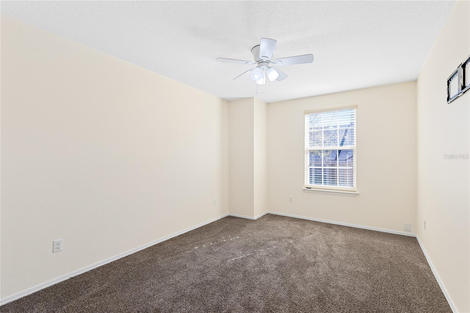 Image 19 of 39 For 220 Maplebrook Drive