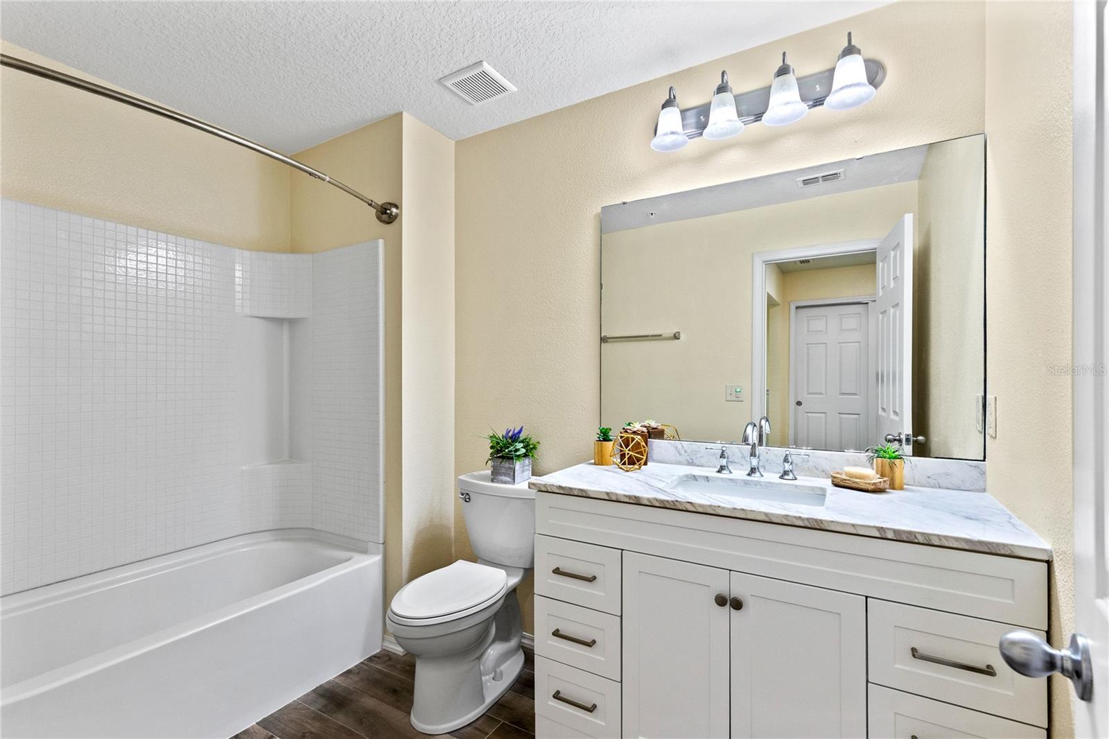 Image 21 of 39 For 220 Maplebrook Drive