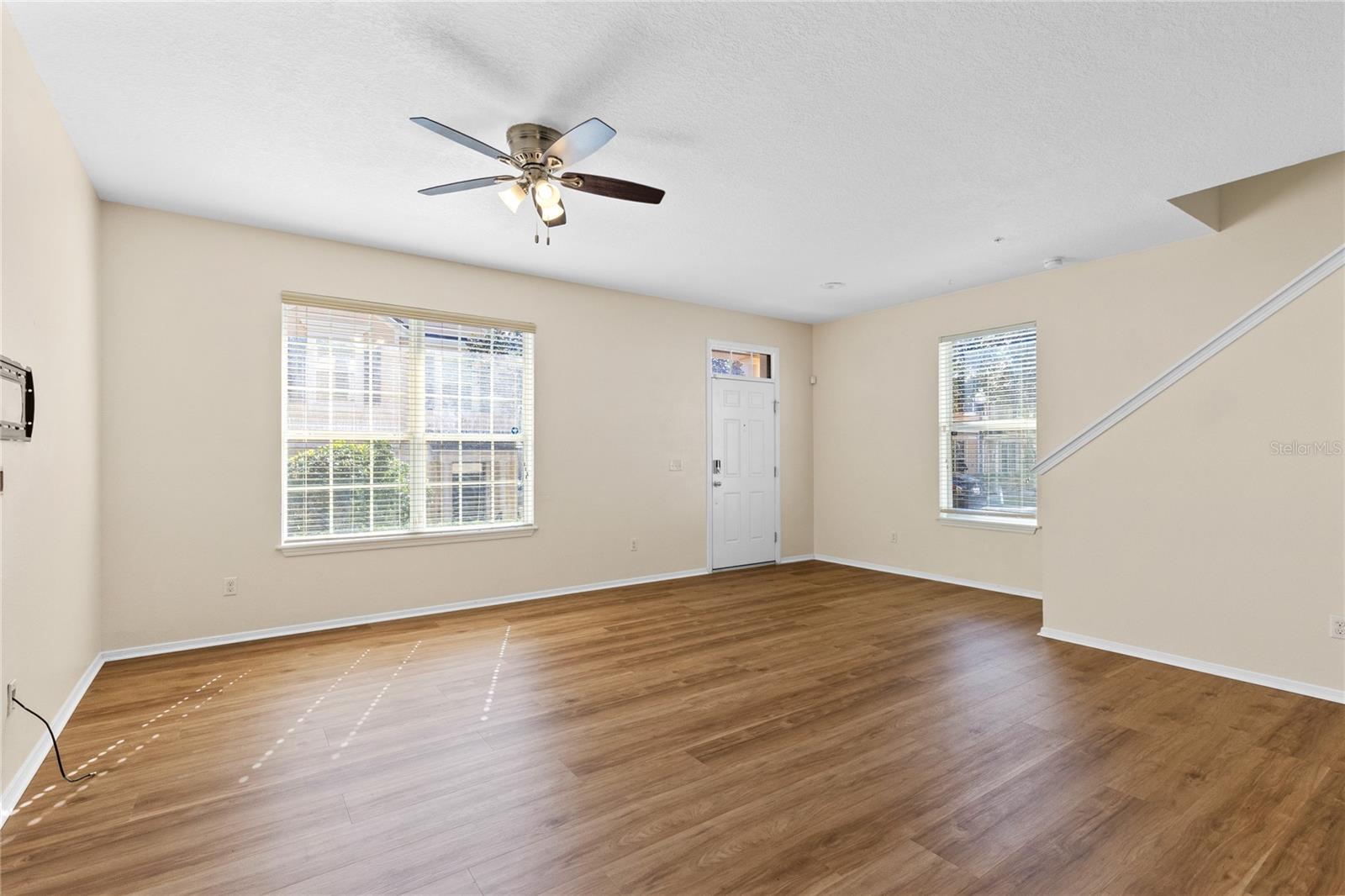 Image 5 of 39 For 220 Maplebrook Drive