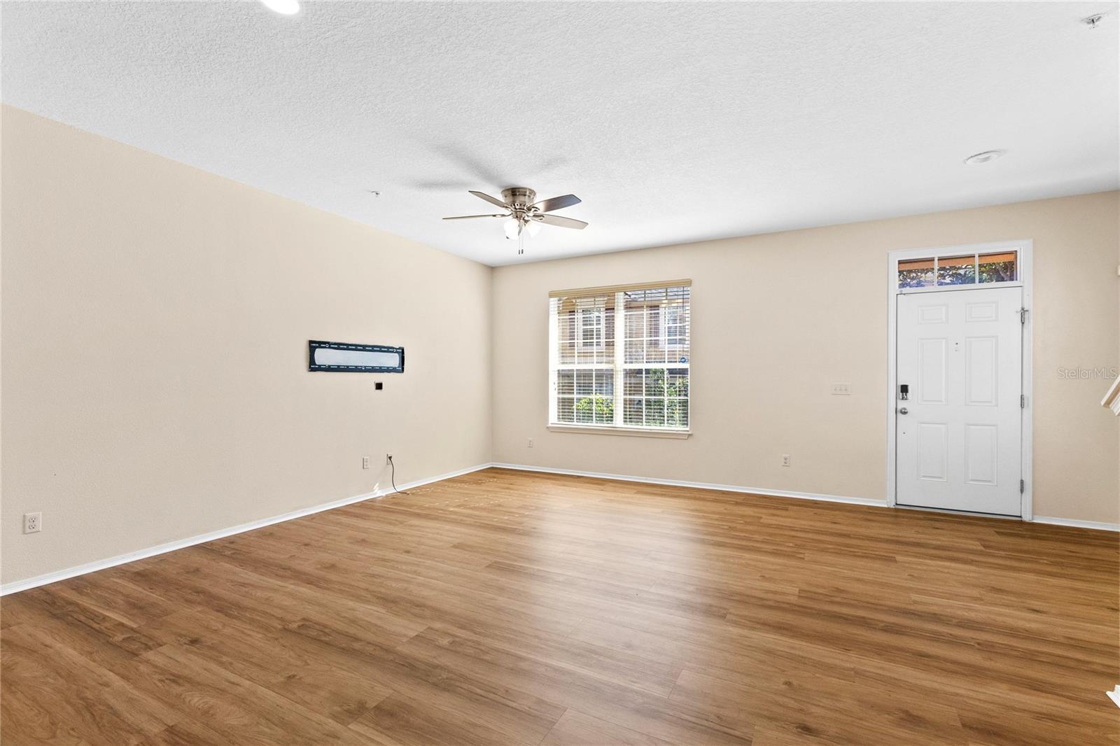 Image 8 of 39 For 220 Maplebrook Drive