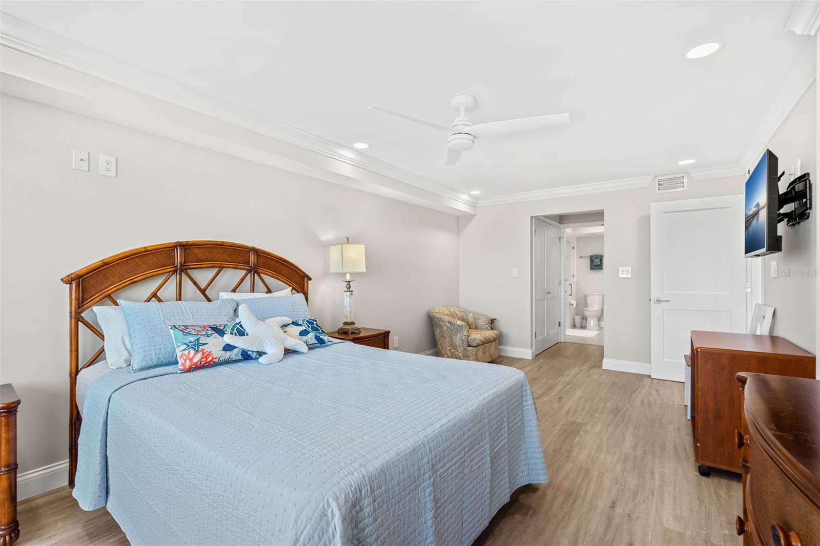 Image 16 of 41 For 2100 Atlantic Avenue 502