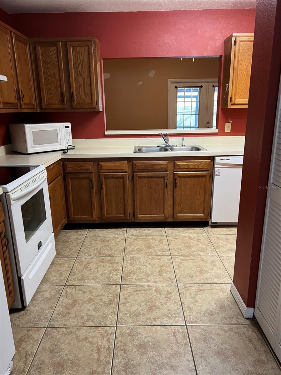 Image 4 of 24 For 526 Palace Drive